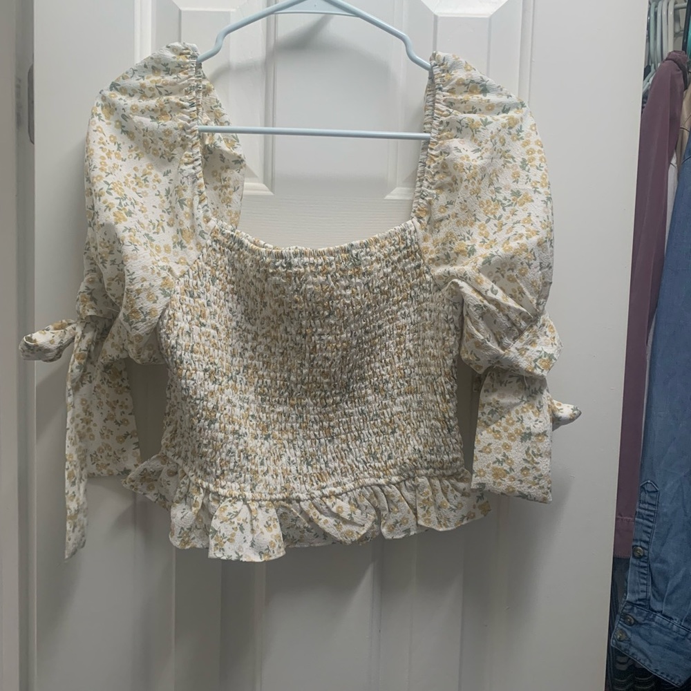 Floral blouse with puffy sleeves